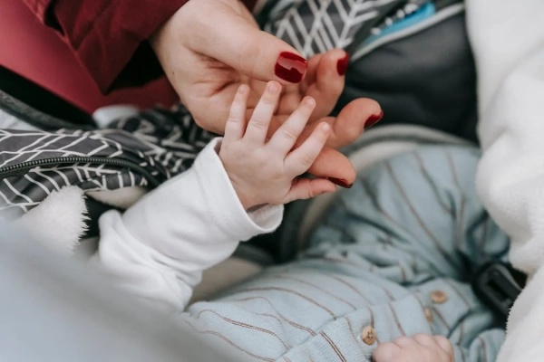 非法代孕出生的孩子往往无法获得合法的出生证明